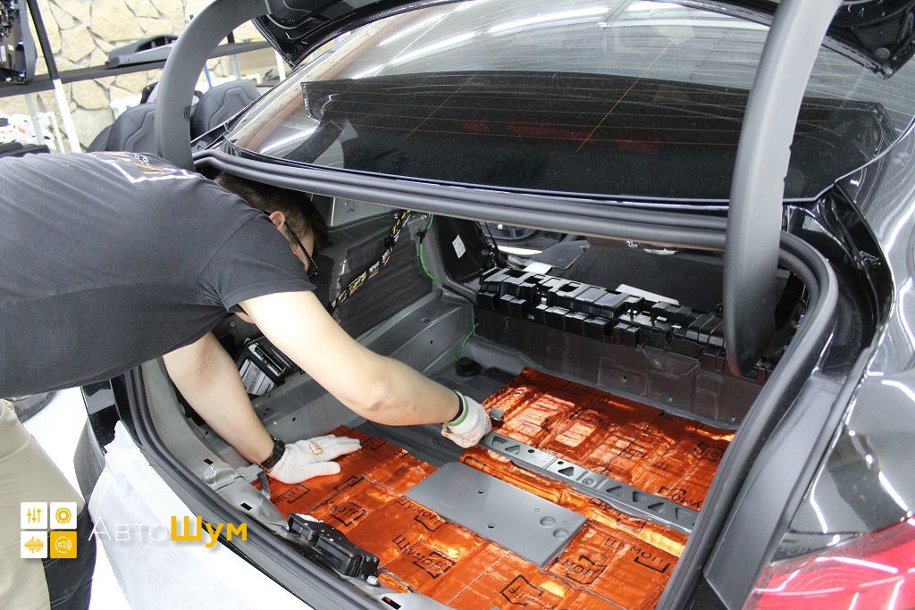 Клеим виброизоляцию в багажник БМВ 2